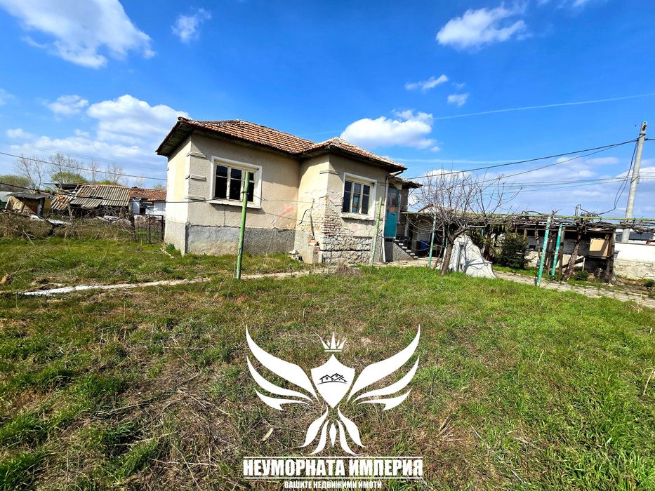 Едноетажна вила/къща с гараж 93РЗП в 770кв.м двор в с.Дълбок Извор