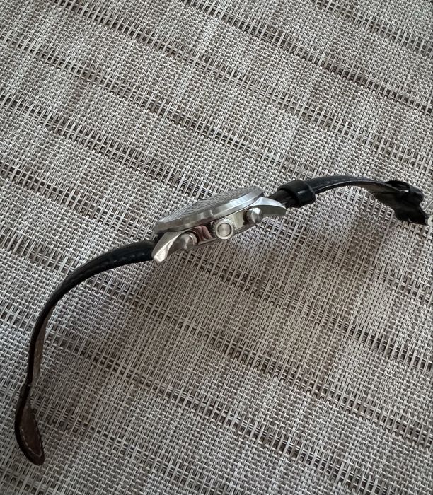 Продавам часовник Fossil в много добро състояние, с нормални следи от употреба. 10 ATM