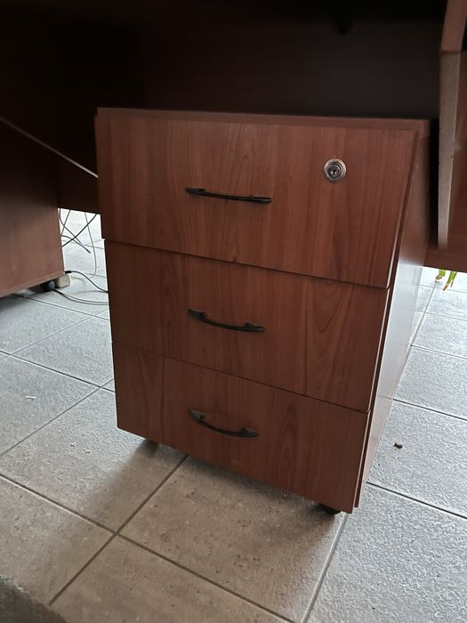 Birou 2,7m per 82 plus 2x dulăpioare mobile