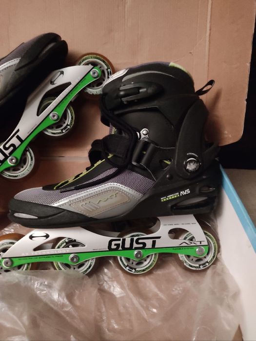 Продаются роликовые коньки.