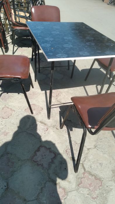 Продаётся стол и стуля.