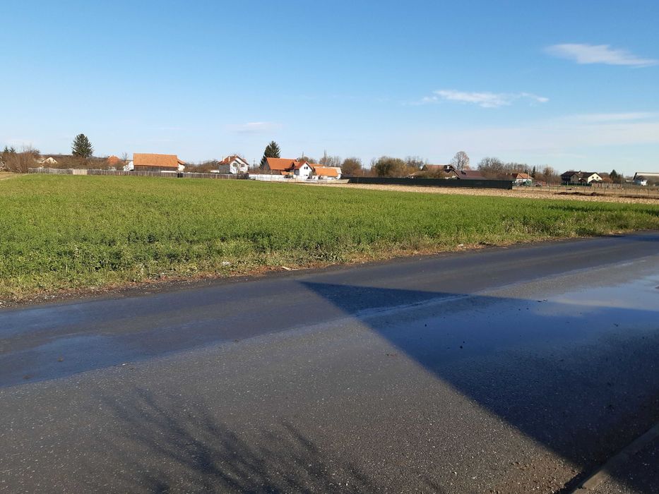 Vand teren intravilan construibil utilitati la strada drum asfaltat  central pozitionare buna