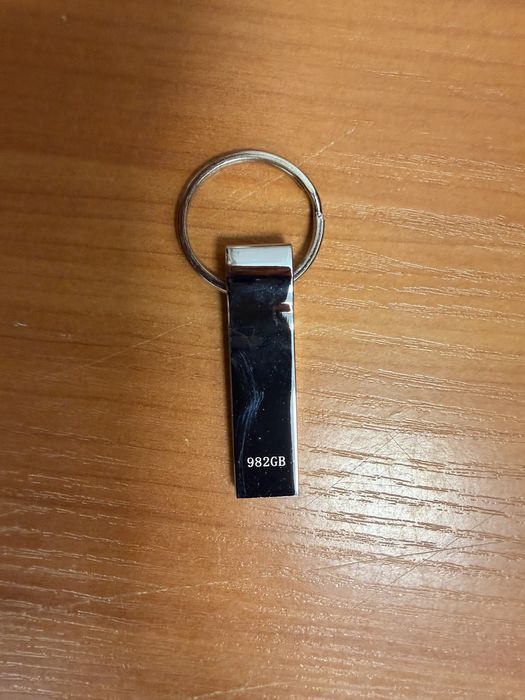 USB Флаш памет 982 GB – Компактна метална флашка с ключодържател