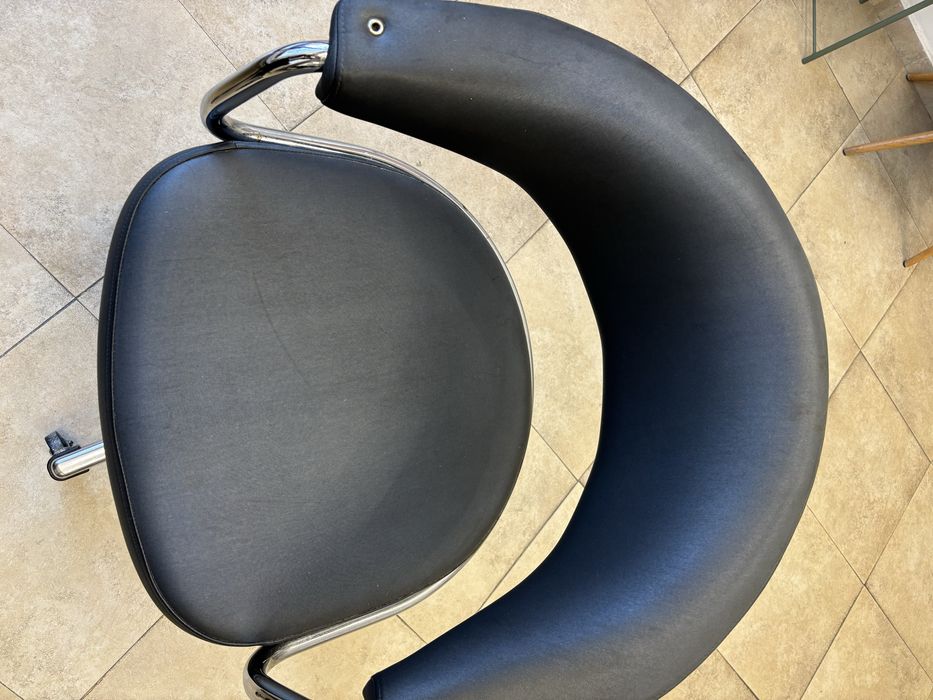 Офис/ фризьорски стол запазен, стабилен, с метална основа