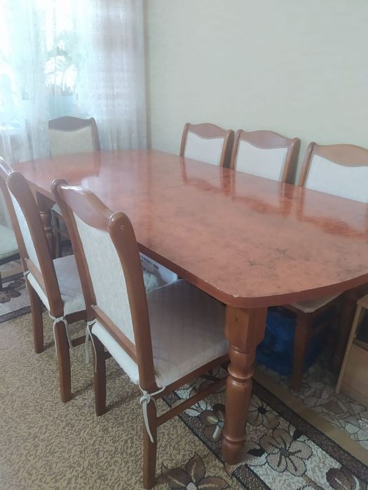 Стол со стульями за 50 000.