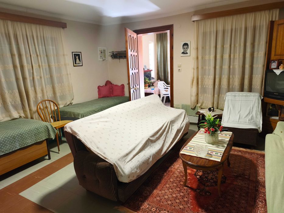 Продава къща 59м2 с ид.част от двор 900м2 в центъра на Кердилия,Гърция