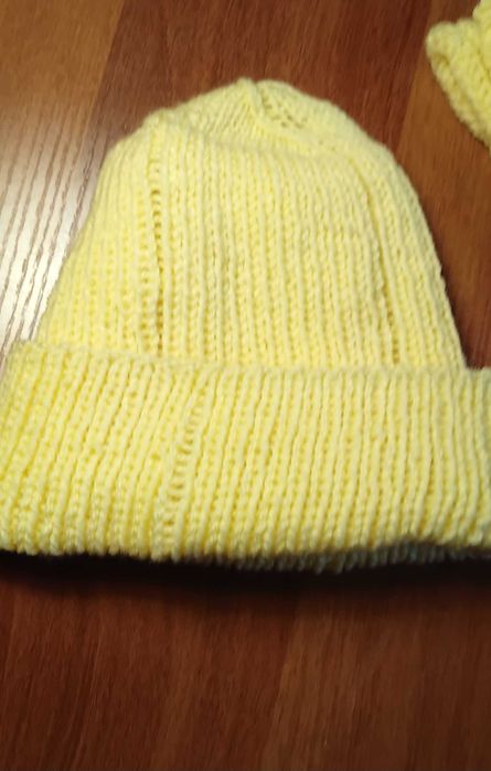 Вязанный коомплект из шапки бини и кругового шарфа ручной вязки.