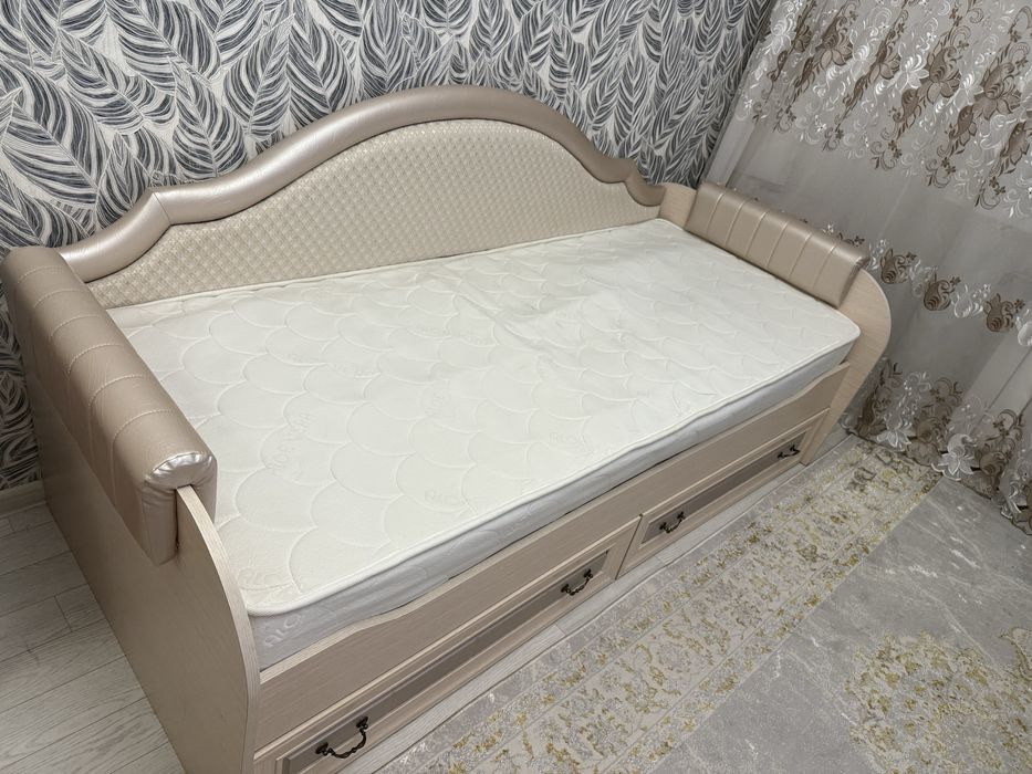 Кровать тахта бежевая