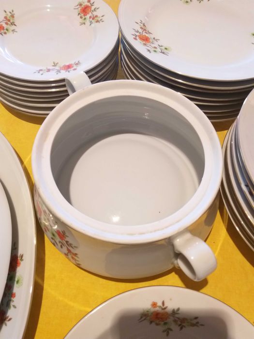 Порцеланов сервиз за хранене