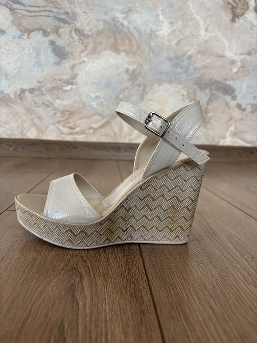 Сандали на платформа