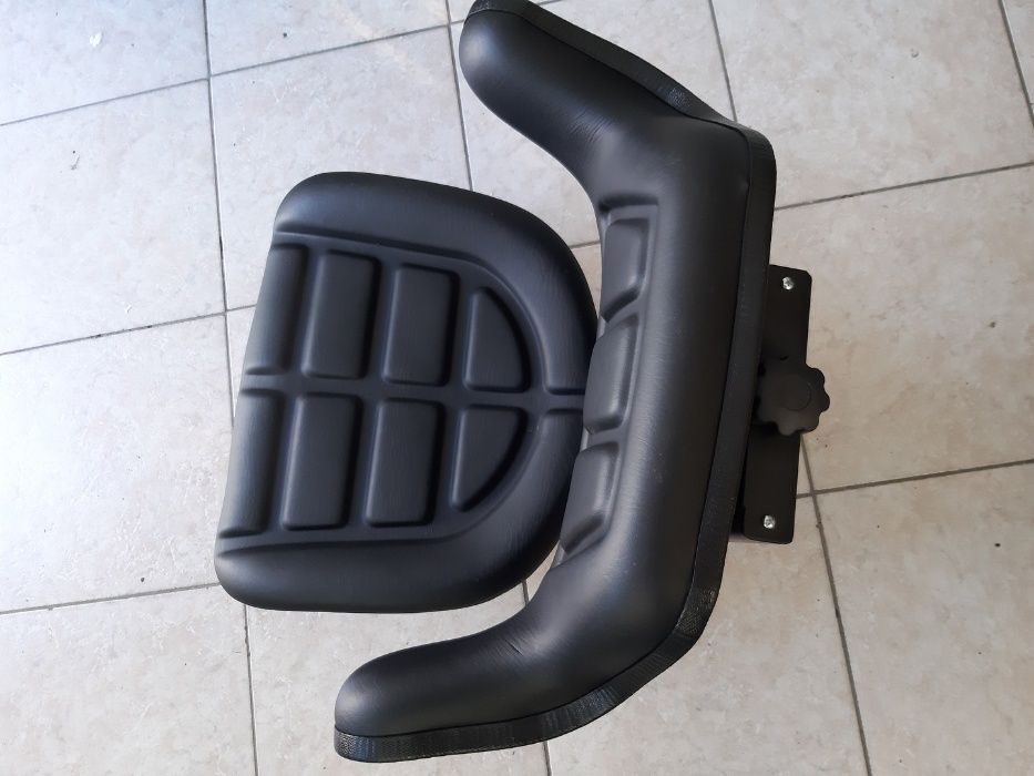 Scaun de tractor cu prindere universala si triplu reglaj