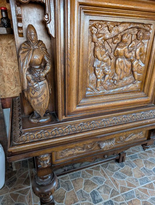 Антикварен массивен дъбов бюфет в стил Неоренесанс