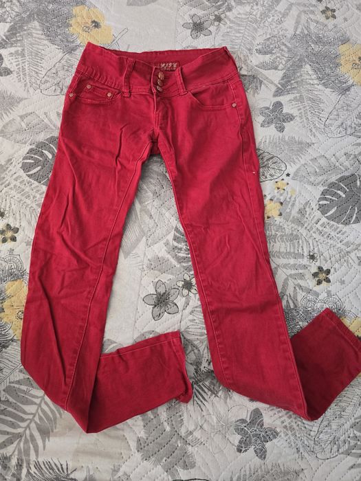 Червени панталони, дънки