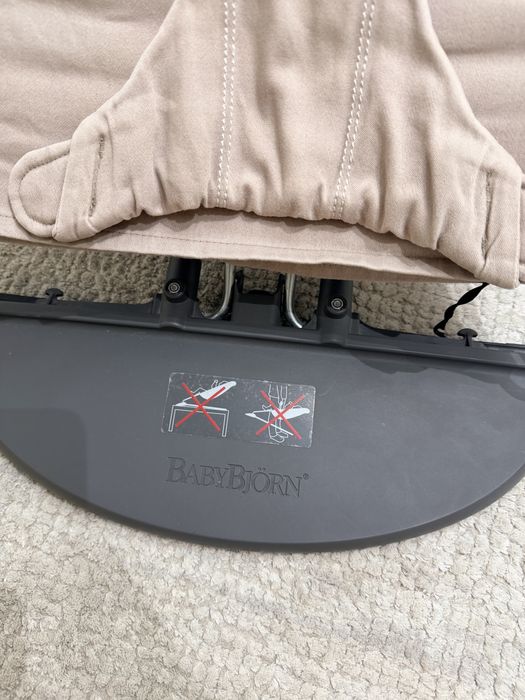 Продам люльку шезлонг babybjorn
