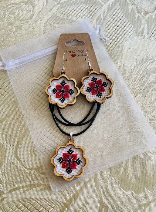 Ръчно бродирани бижута