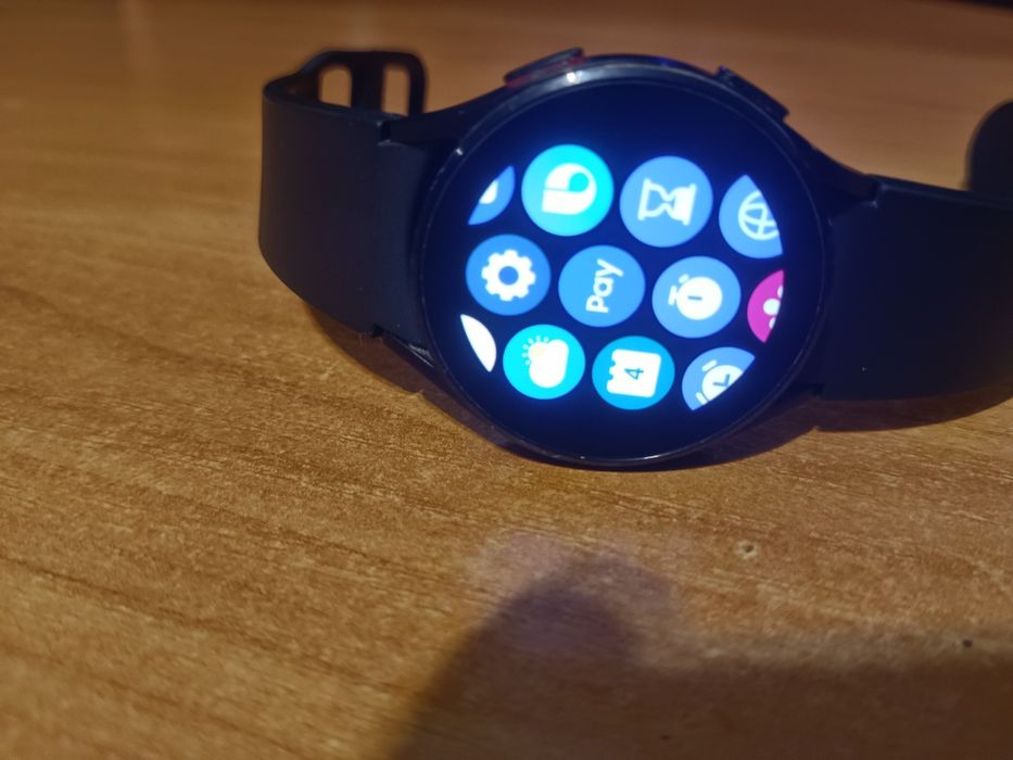 Продам обмен смарт часы GALAXY WATCH 4