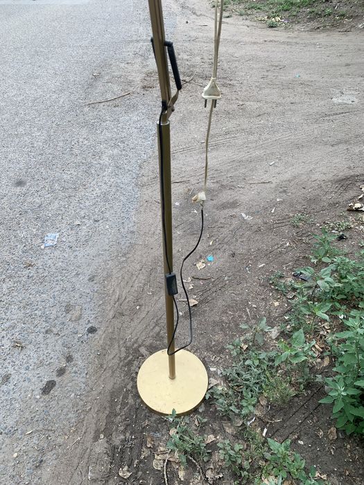 Продам напольная лампа электрическая