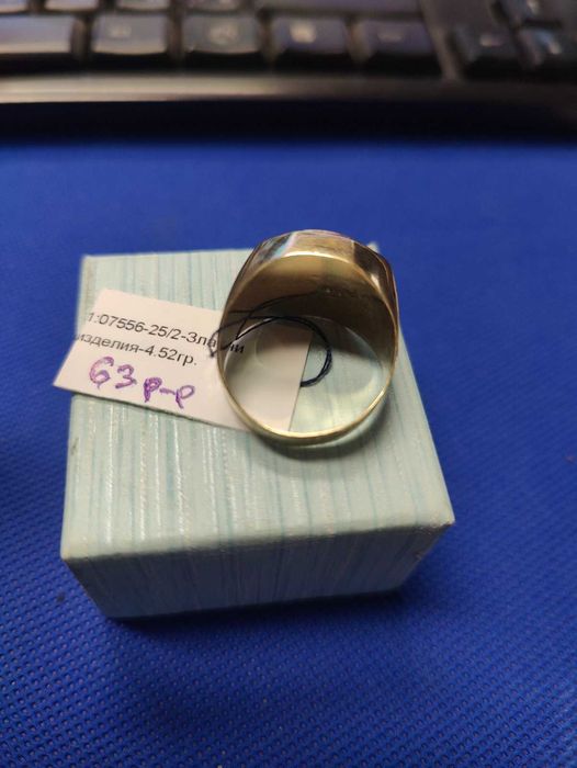 Златен пръстен 
4.52гр
14к
63р-р