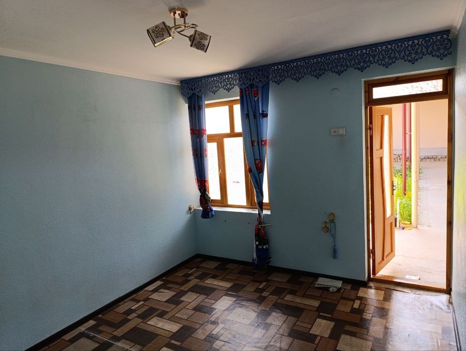 Uy sotiladi 6.7 sotix yer narxida 6xona+oshxona