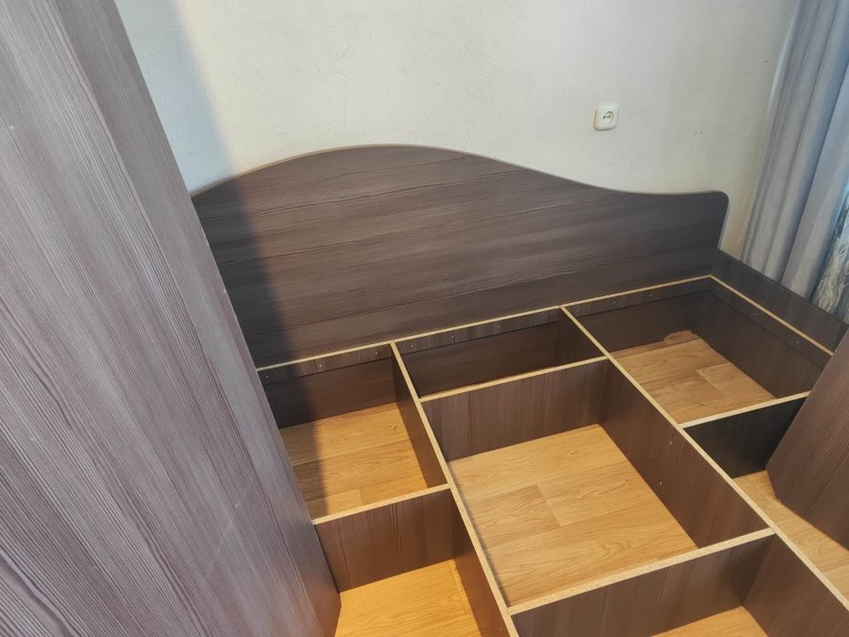 Двухспальная кровать.