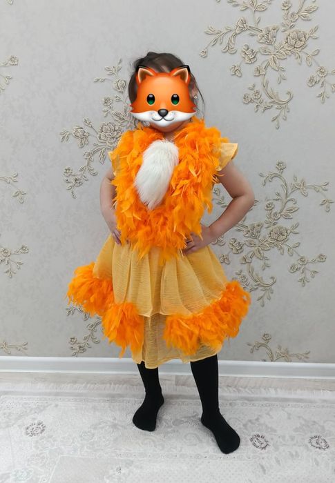 Жаңа жылдық киім сатылады