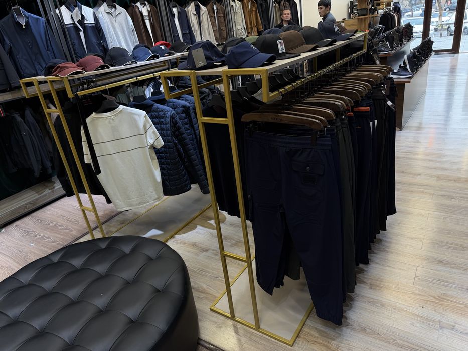 Шкаф с полкамиии и стелладж