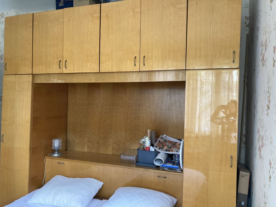 Спалня с надстройка ,вградена ракла и гардероби отстрани на спалнята