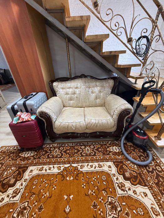 Продам два дивана и кресло