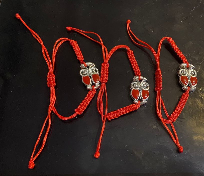 Гривна червен конец