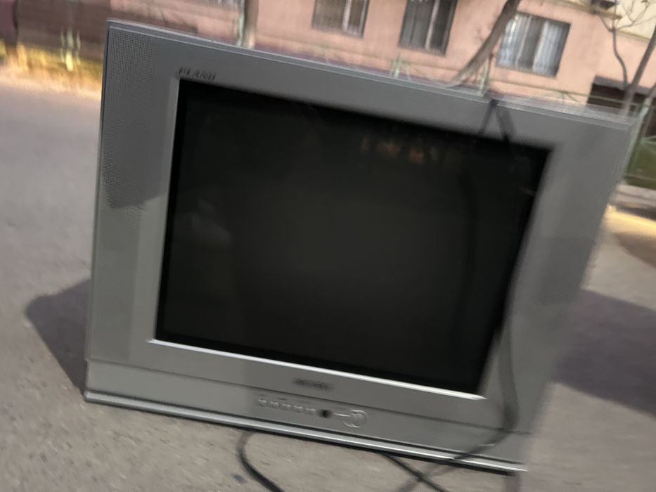 Телевизор старый вроде работает