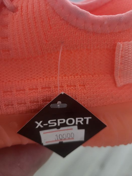 Продам кроссовки изики