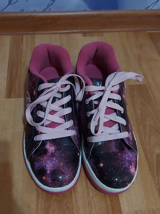 Роликовые кроссовки Heelys.