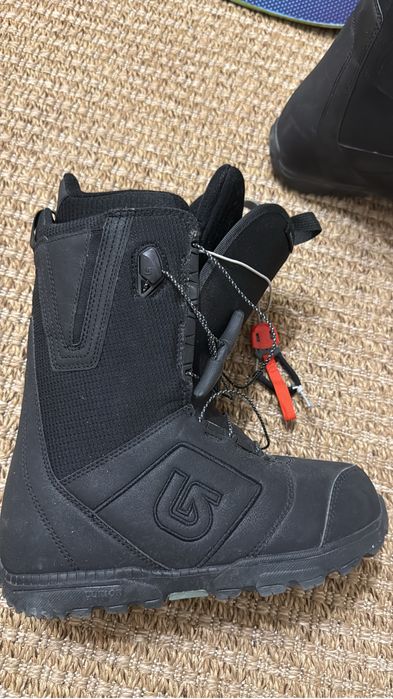 Сноуборд с креплением, ботинки и шлем