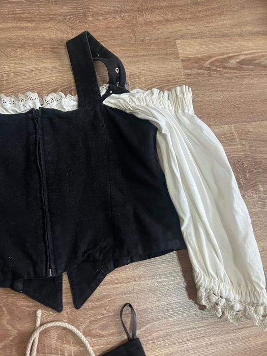 Costum Tradițional Bavarez din Două Piese cu Dantelă