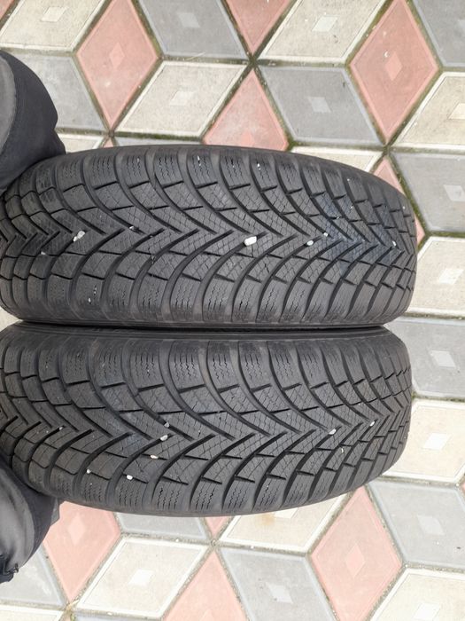 Vand 2 anvelope de iarna 175 65 r14 MAXXIS aproape noi