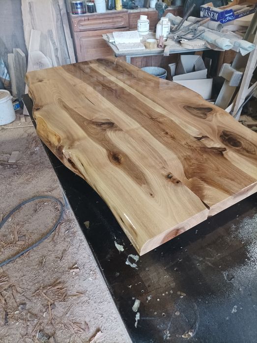 Малка трапезна маса от орех с дървени х крака