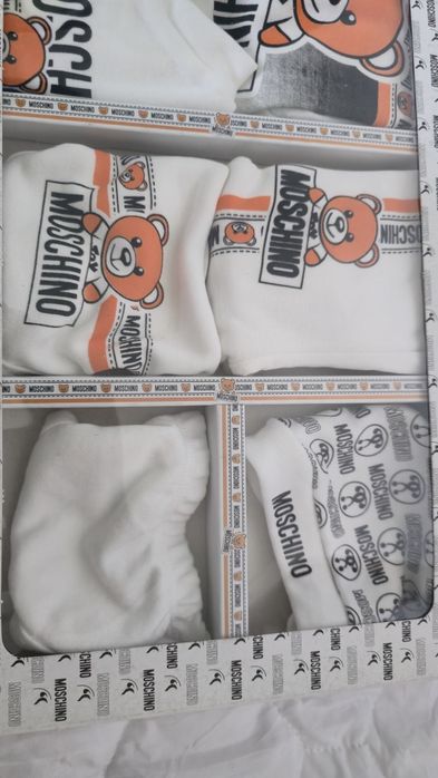 Set articole Moschino pentru nou nascuti