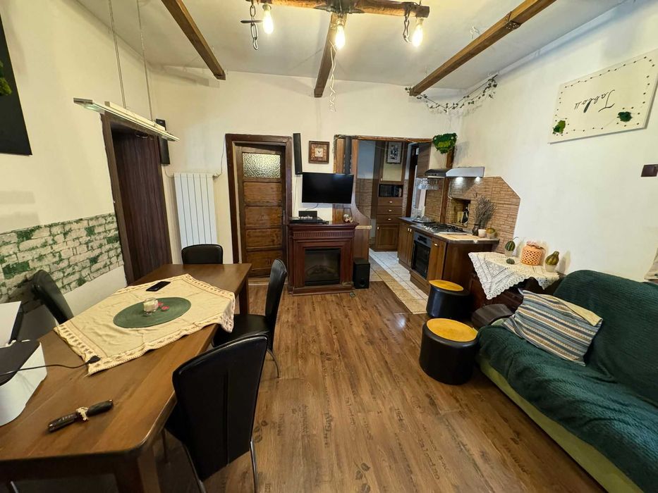 Persoană fizică închiriez apartament cu 3 camere la casă în Centrul istoric din Sibiu.