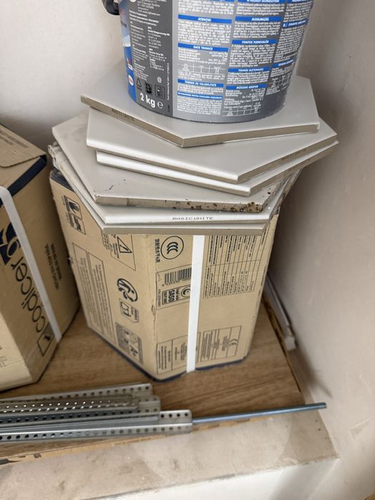 Плочки хелсагон бял мат 25. Чисто нови кашони