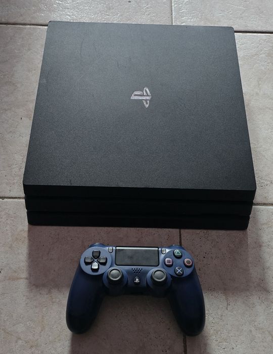 PS4 Pro + 4 игри (GTA V, RDR2, MK11, UFC 4) + джойстик