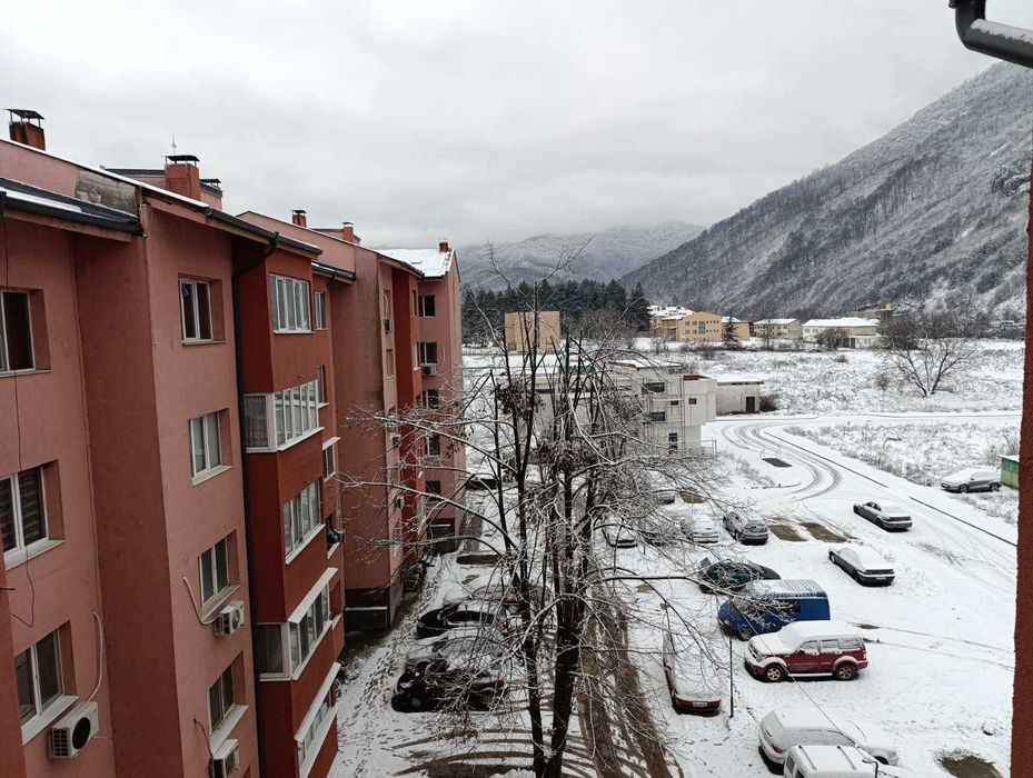 От собственик - светъл, топъл в новосаниран блок с оправен покрив