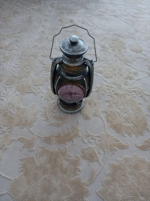 ceas decorativ sub forma de lampas