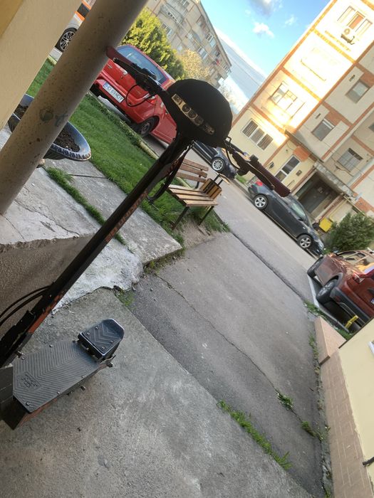 Kukirin G2 utilizat in data de 20 septembrie 2025. Baterie intacta, controler nou, mansoane schimbate roz-mov placute de frana noi acceleratie noua