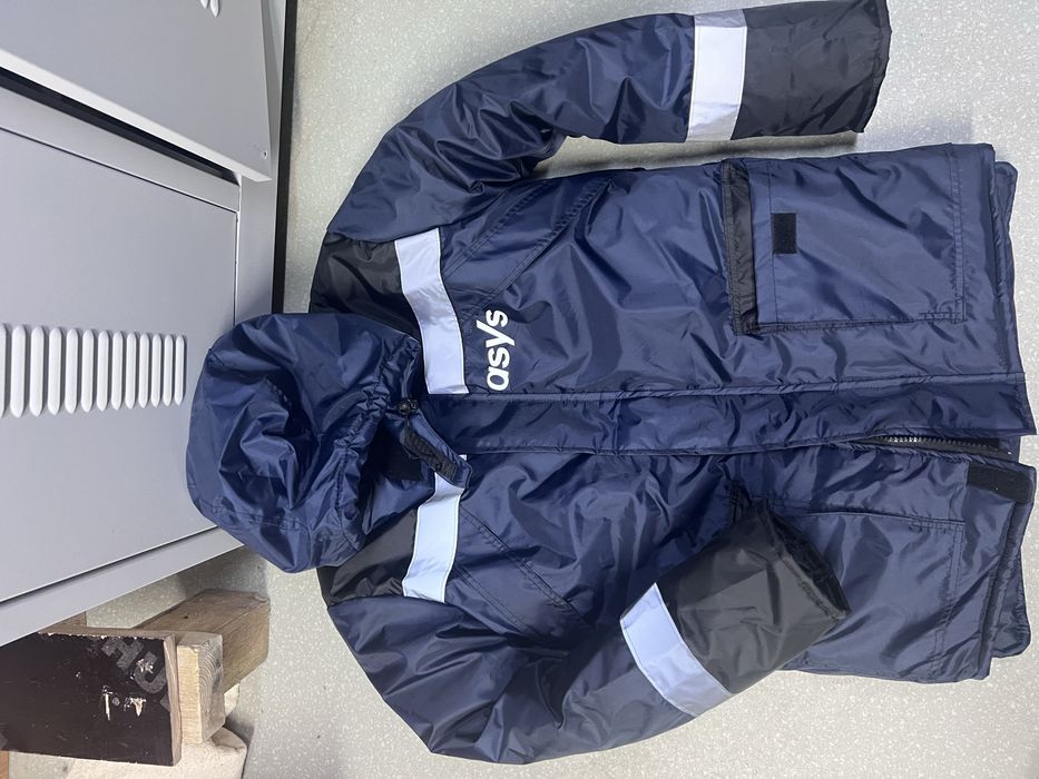 Спецодежа фирменный и обувь.