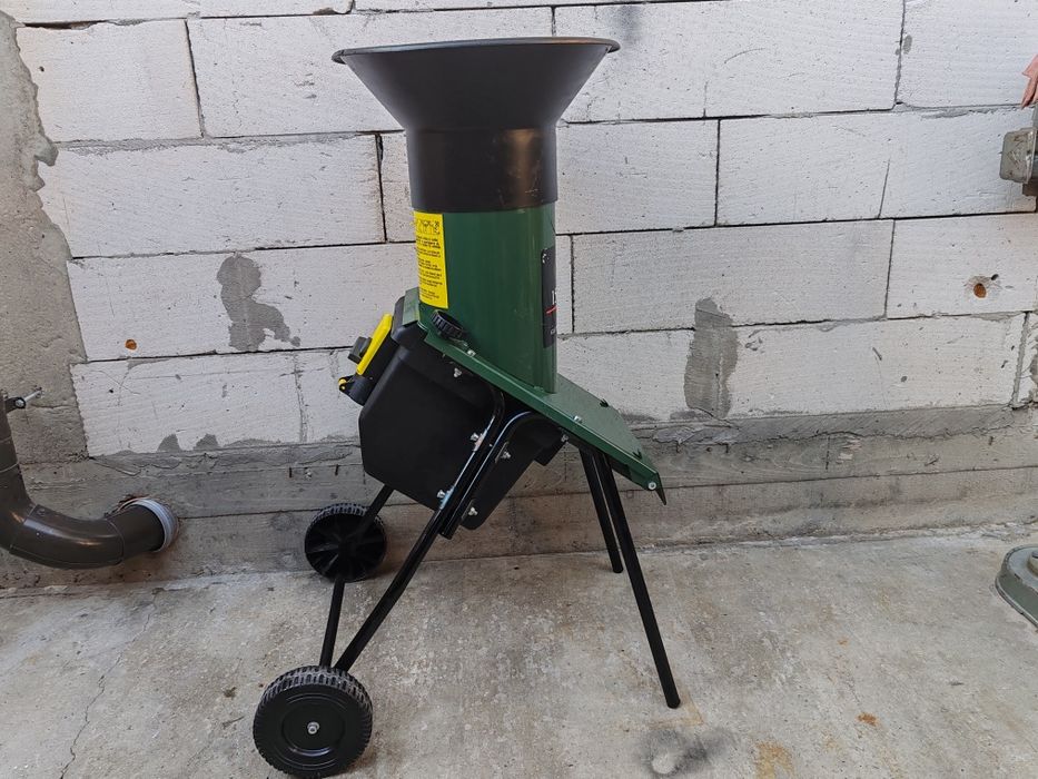 Tocător crengi, fructe, resturi vegetale etc, Black&Decker