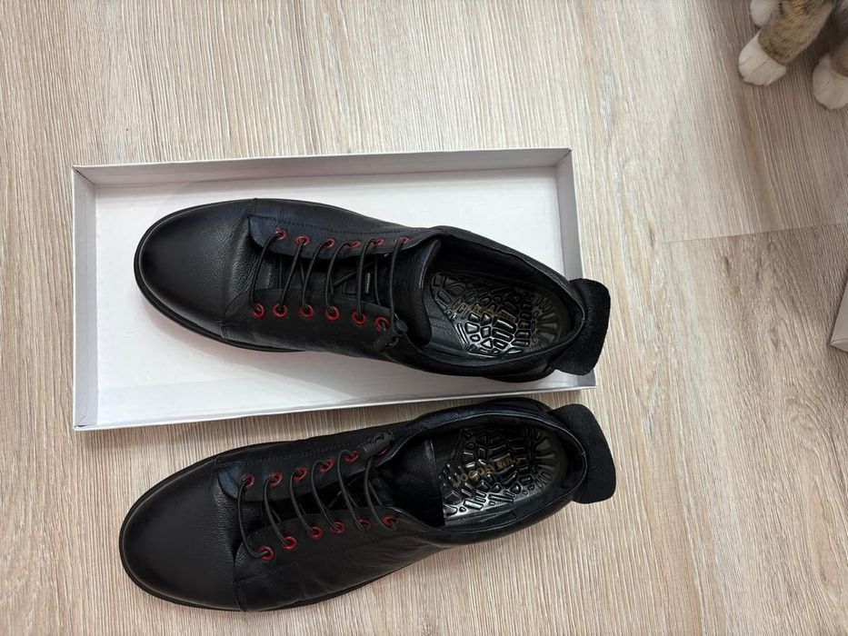 Продам кросовки кожанные