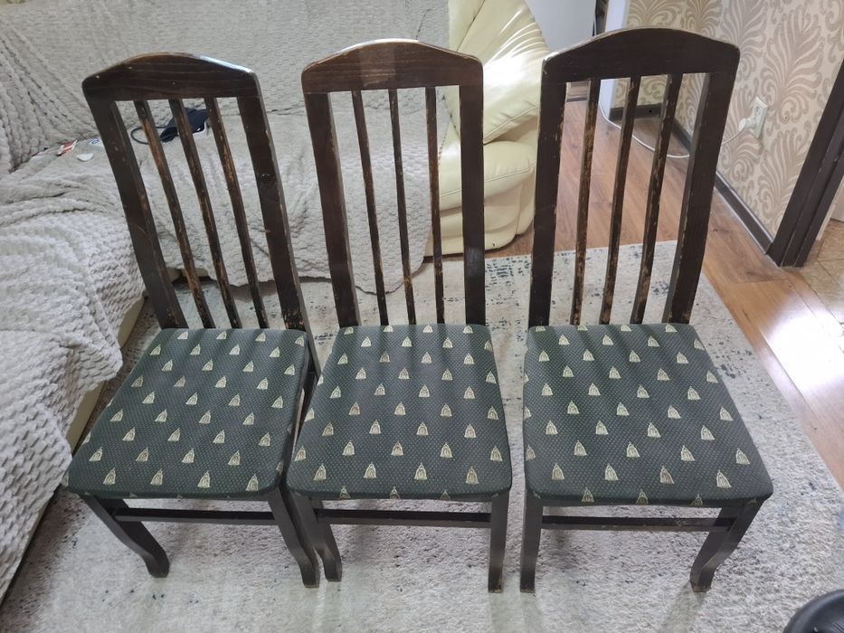 Продам 2 вида стульев 4 кресла стулья 3 обычных стула смотрите на фото