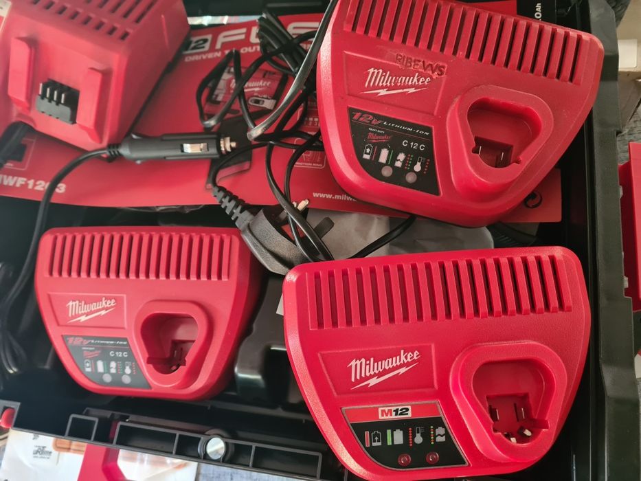Incarcator Milwaukee M12
