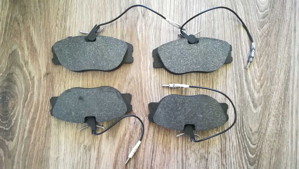 Комплект спирачни накладки VALEO 301064