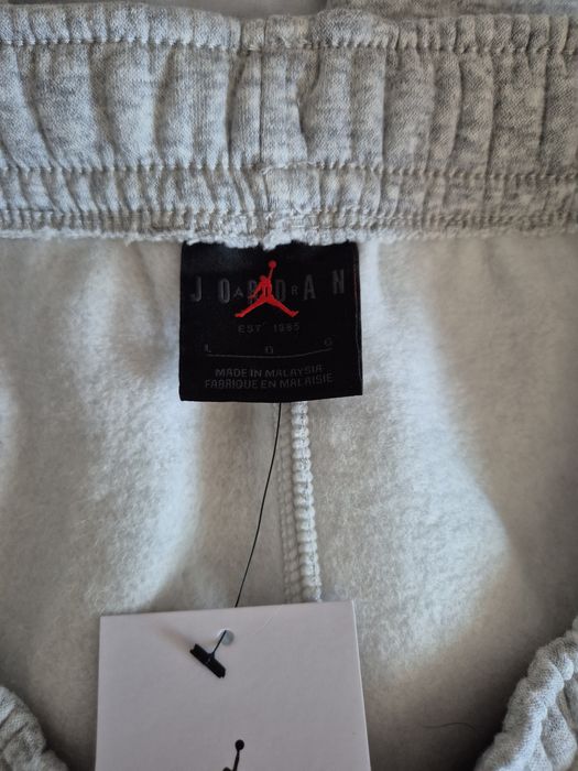 Vând pantaloni Jordan